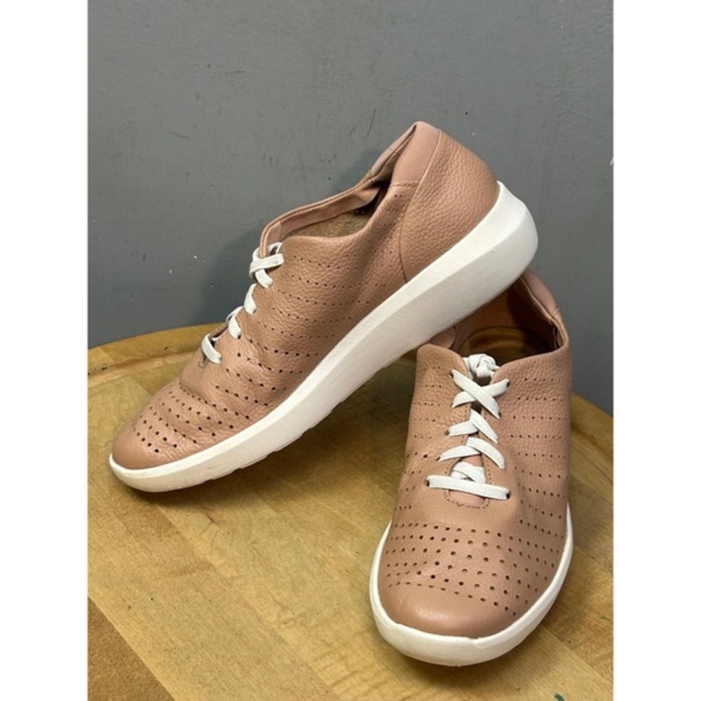 Clarks Sneaker Womens 8.5 Pink Leather Perforated Lace Up Casual Shoes 26164859